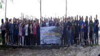 Karyawan PT Timah Tbk Dan Masyarakat Bersihkan Pantai Muara Tengkorak 