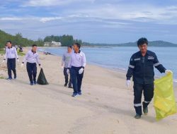 PT Timah Tbk Bersama Lanal Babel Bersihkan Pantai Muara Tengkorak, Kumpulkan Satu Ton Sampah